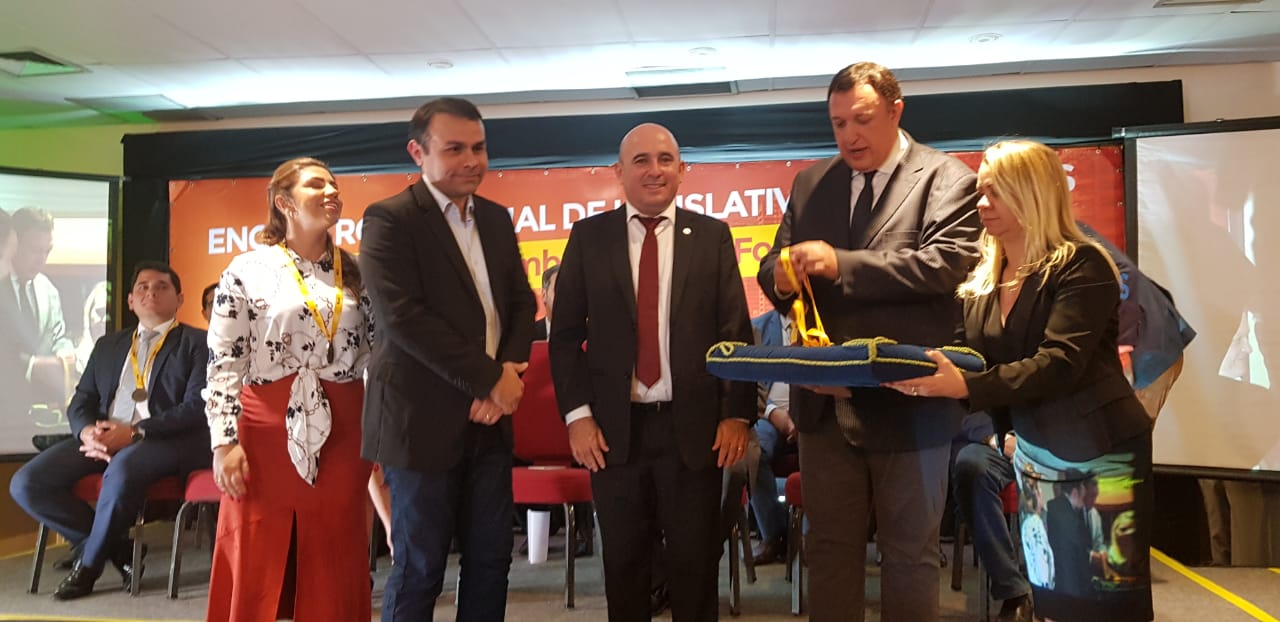 Por defesa das práticas de gestão, presidente do CRA-CE recebe comenda em encontro Nacional de Vereadores